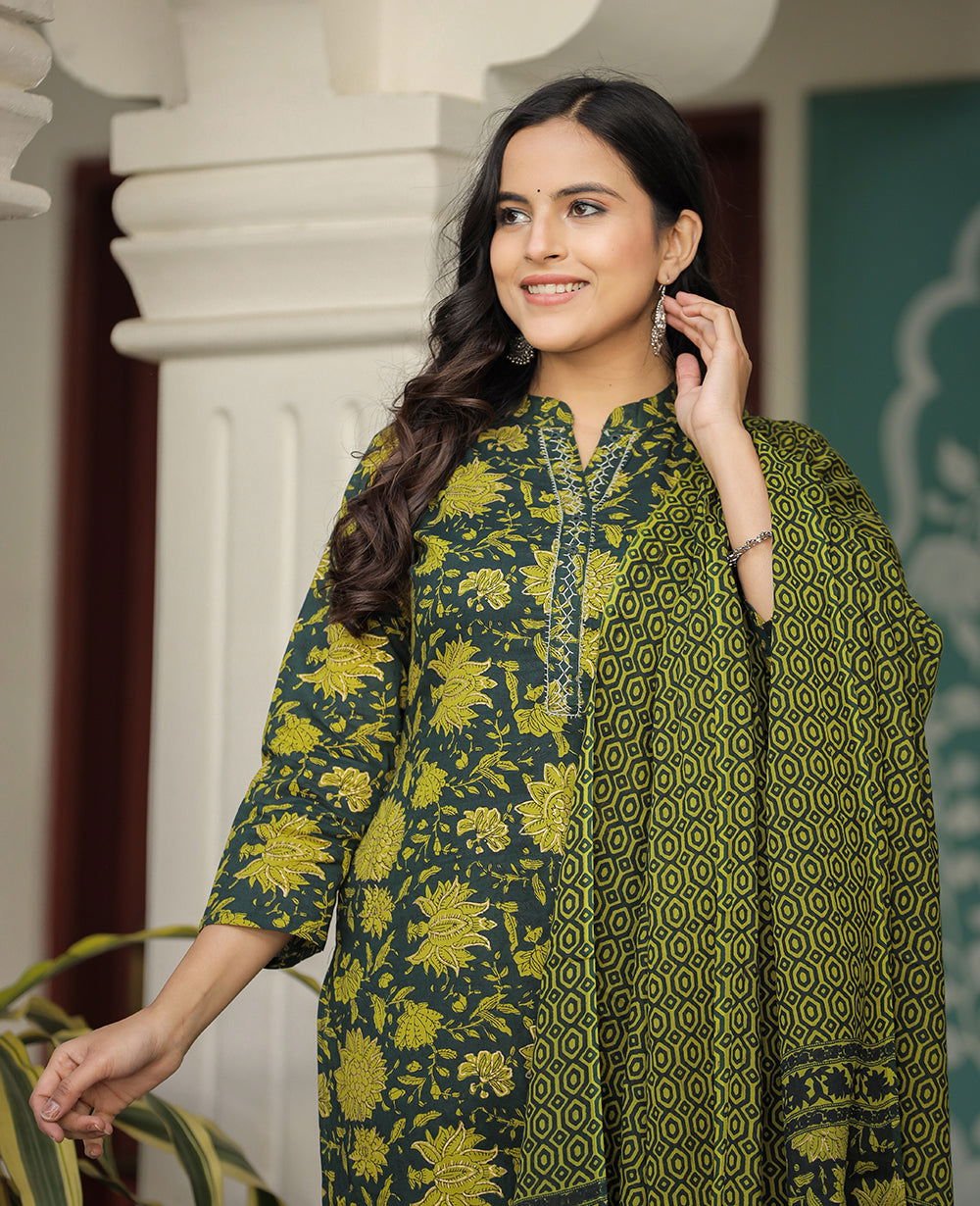Green_Floral_Printed_Kurta_Pant_Set_With_Dupatta_Set_of_3_-_Kaajh_-_tag4_-1722057